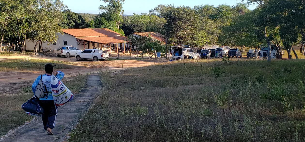 O primeiro percurso foi até a fazenda Paracati, do senhor Luís Formiga, que fica a 160 km de Ribeiro Gonçalves