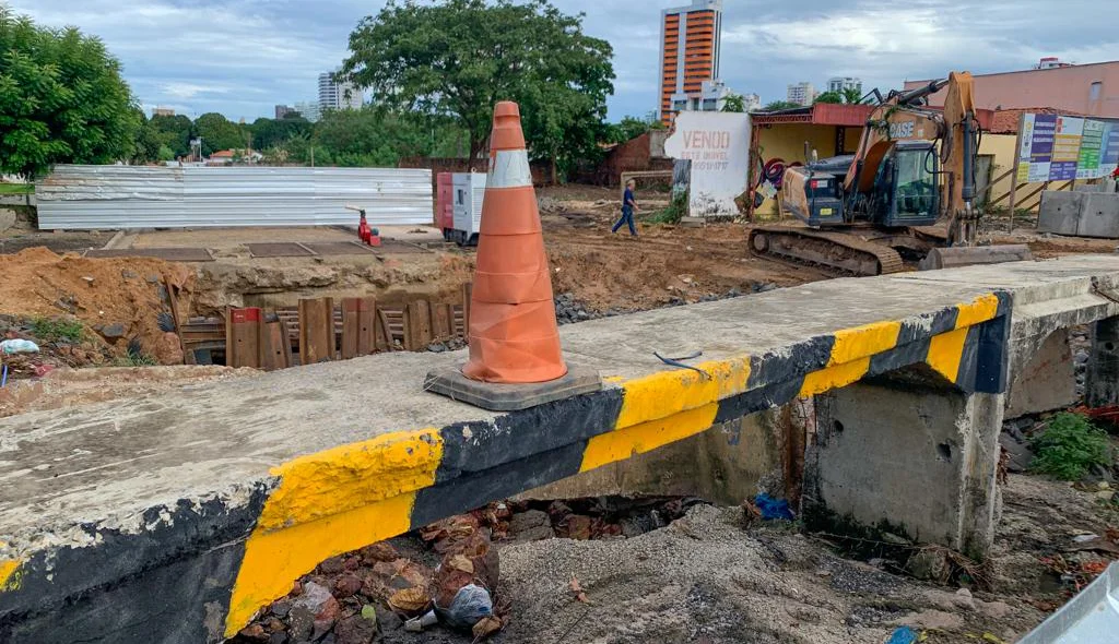 Obra de construção da galeria da zona leste na Rua Eustáquio Portela avança para a Homero Castelo Branco
