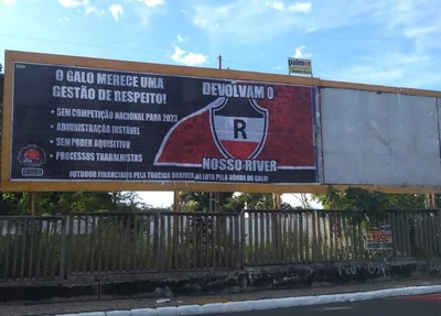 Outdoor com as exigÊncias sobre o River na Avenida Miguel Rosa