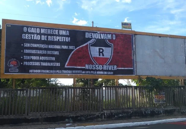 Outdoor com as exigÊncias sobre o River na Avenida Miguel Rosa