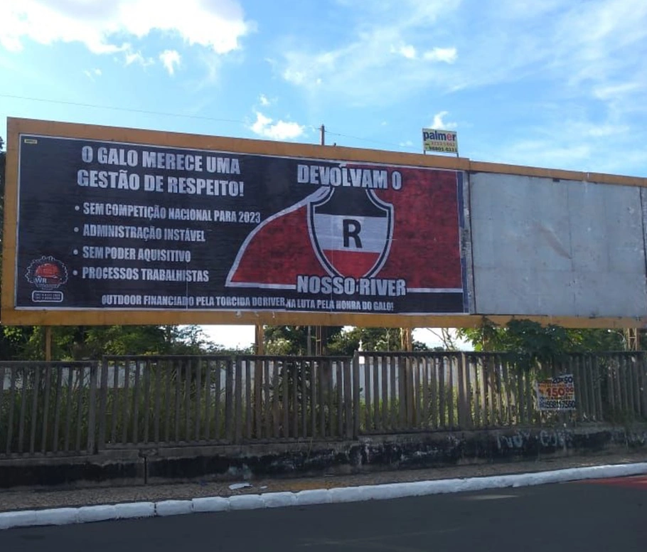 Outdoor com as exigÊncias sobre o River na Avenida Miguel Rosa