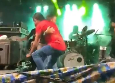 Palco cede e banda cai no chão na Bahia