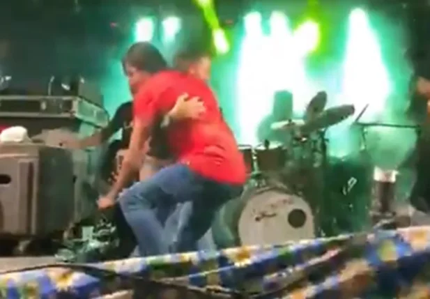 Palco cede e banda cai no chão na Bahia