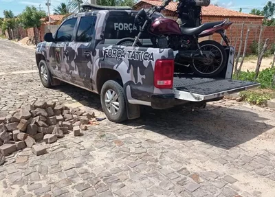 Pedras usadas para obstruir a rua em Luís Correia