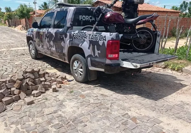 Pedras usadas para obstruir a rua em Luís Correia