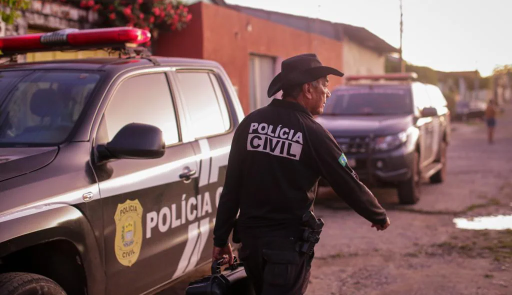 Perito da Polícia Civil chegando no local do crime
