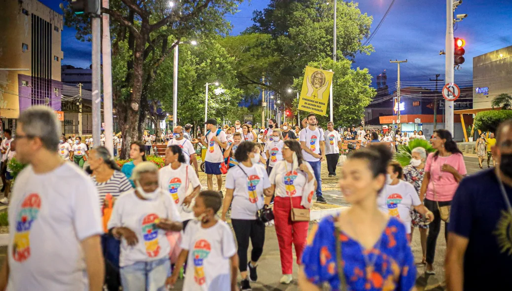 Pessoas de todas as idades participaram da Caminhada da Fraternidade