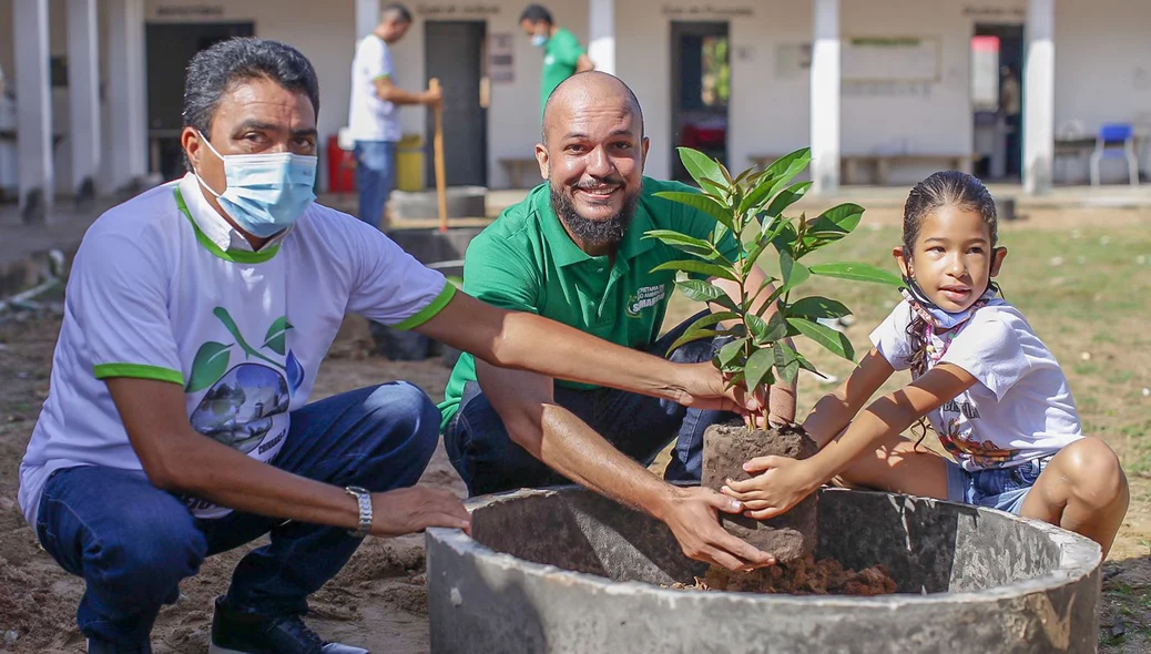 Plantação de mudas de jambo na Escola Municipal Virgínia Freire