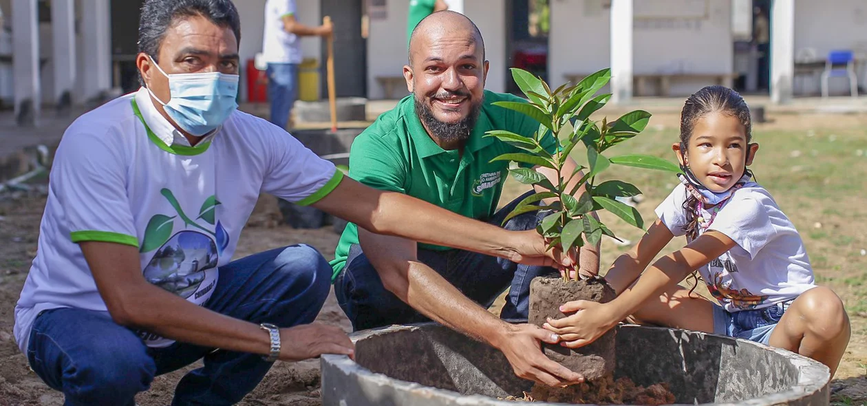 Plantação de mudas de jambo na Escola Municipal Virgínia Freire