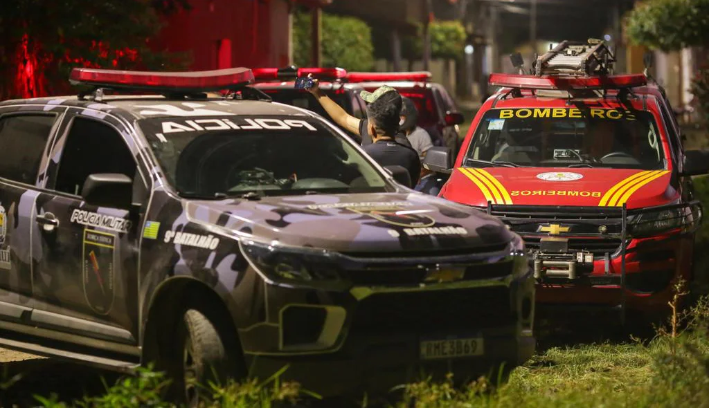 Polícia Militar e bombeiros no local