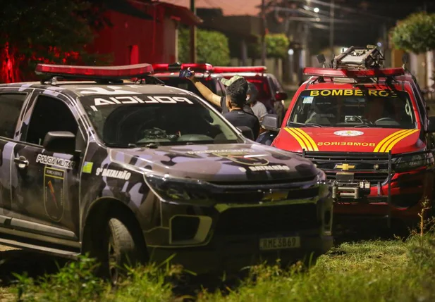 Polícia Militar e bombeiros no local