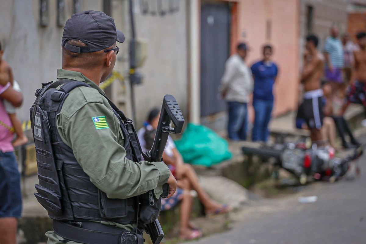Polícia militar no local