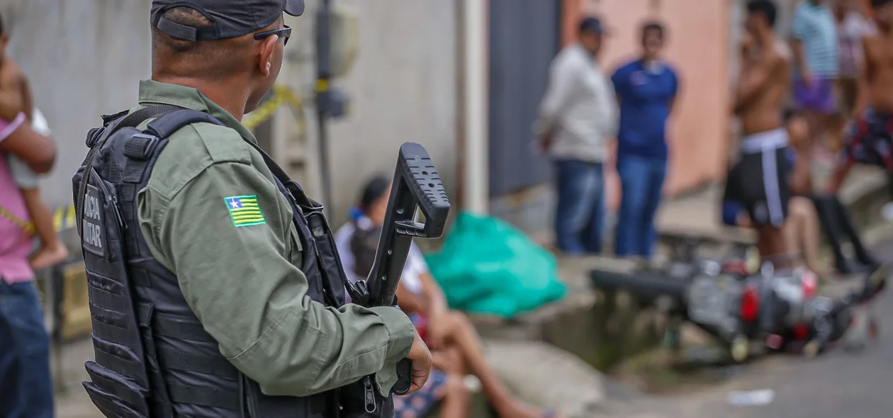 Polícia militar no local