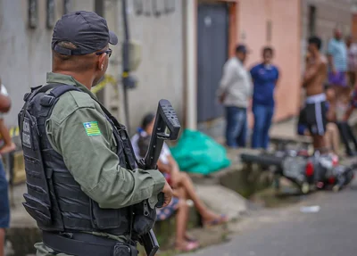 Polícia militar no local