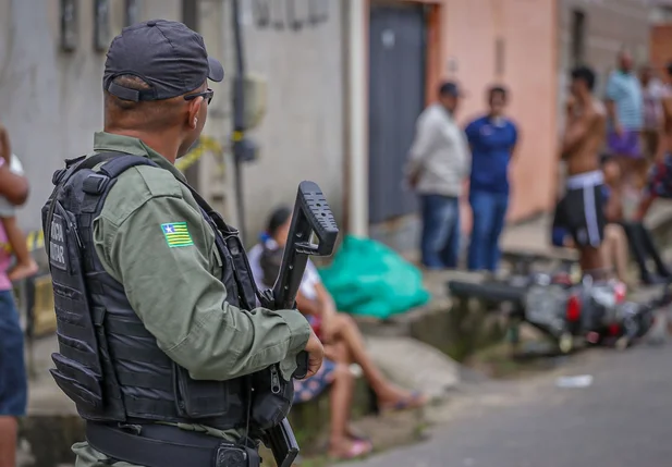 Polícia militar no local
