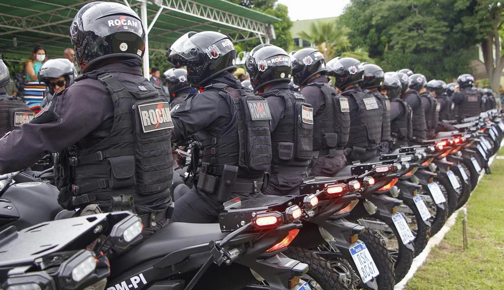 Policiais da Rocam nas motocicletas