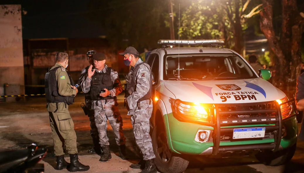 Policiais no local