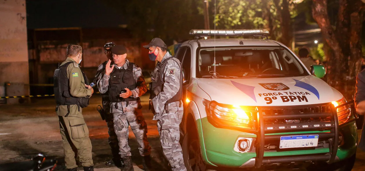 Policiais no local