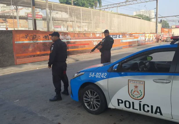 Policiais realizam patrulhamento neste sábado, 25, no Rio. Morte de agente está sob investigação da Polícia Civil