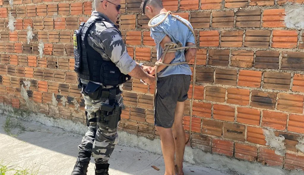 Policial militar fazendo a prisão do bandido