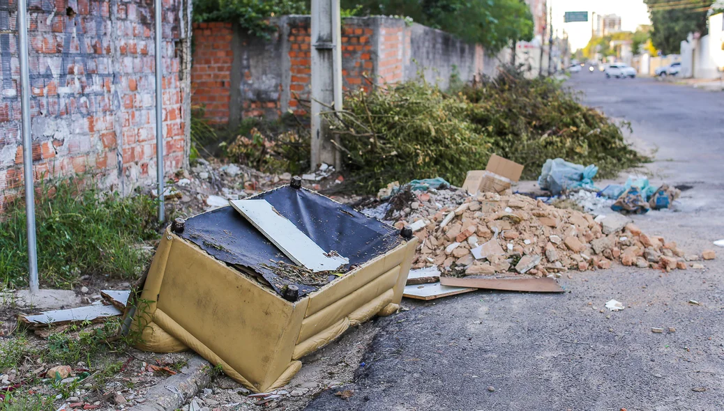 População reclama de lixo acumulado