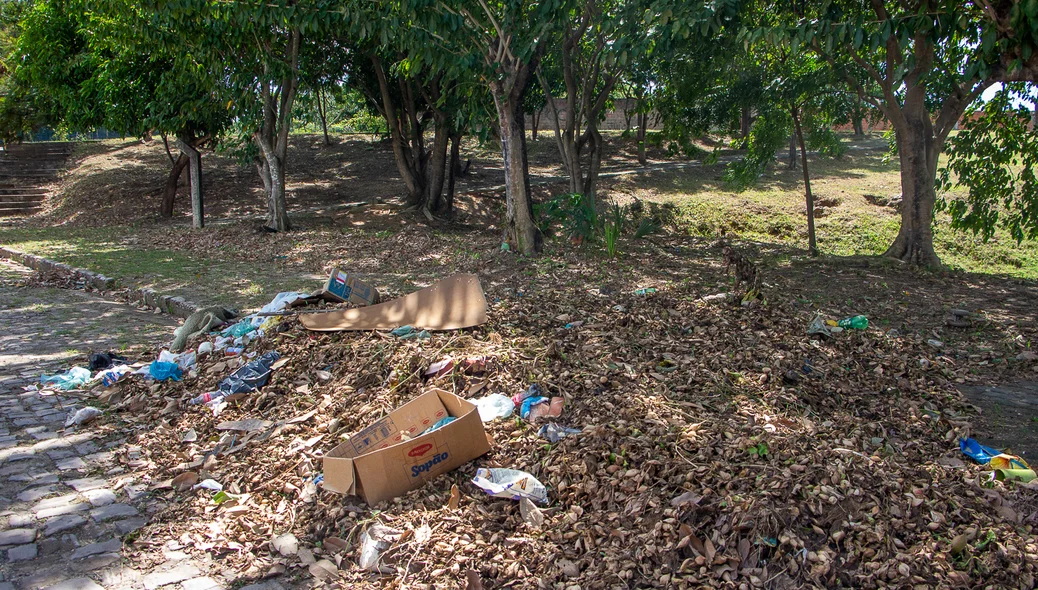 Populares alegam que prefeitura limpa o terreno, mas não leva o lixo