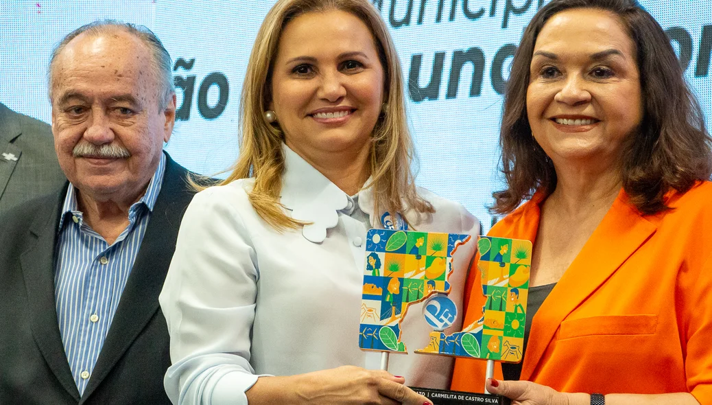 Prefeita de São Raimundo Nonato, Carmelita de Castro Silva, recebeu o prêmio de Empreendedorismo na escola