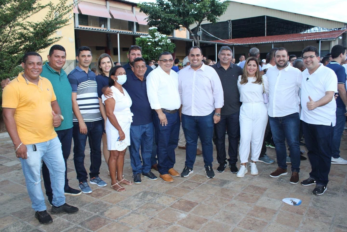Prefeito ao lado de amigos e lideranças