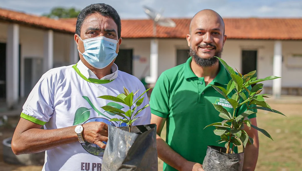 Prefeito de Coivaras, Marcelino Almeida, e ao seu lado o secretário João Kleber