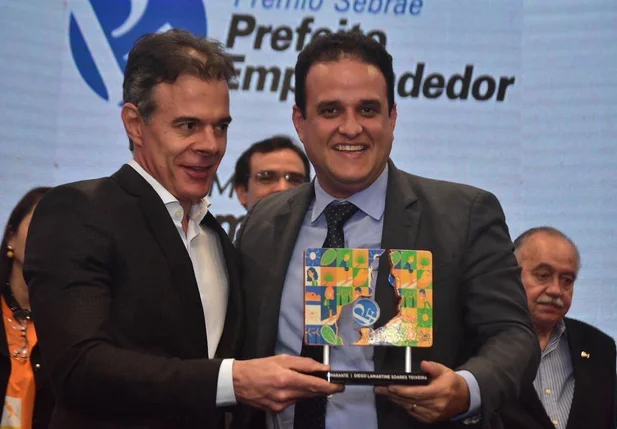 Prefeito Diego Teixeira recebe prêmio no Sebrae