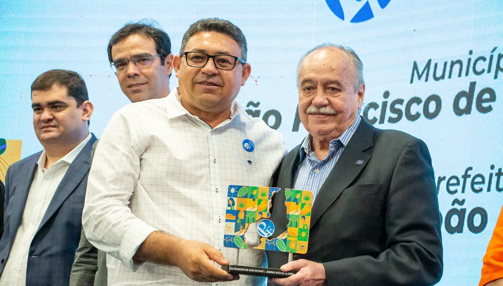Prefeito Josemar Júnior de Oliveira recebeu o prêmio de Integração entre municípios