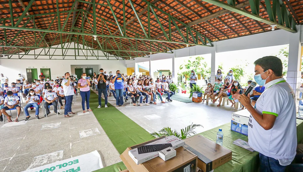 Prefeito Marcelino Almeida entregando equipamentos