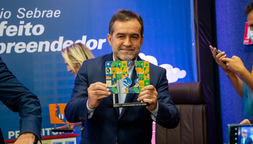Prefeito Zé Raimundo recebe o prêmio de Prefeito Empreendeder