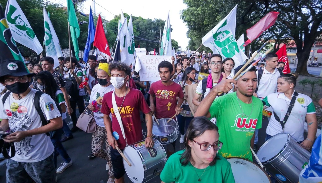 Protesto foi organizado pro estudantes e professores