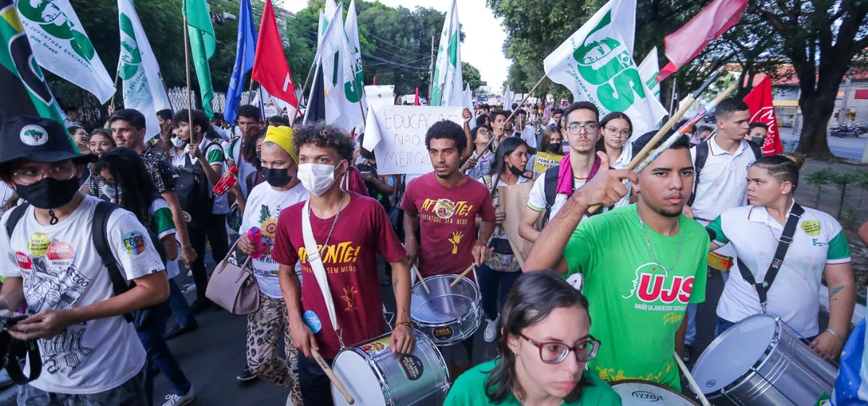 Protesto foi organizado pro estudantes e professores