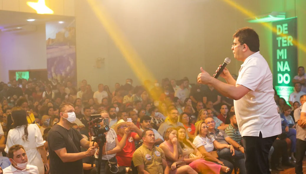 Rafael Fonteles falando com o público