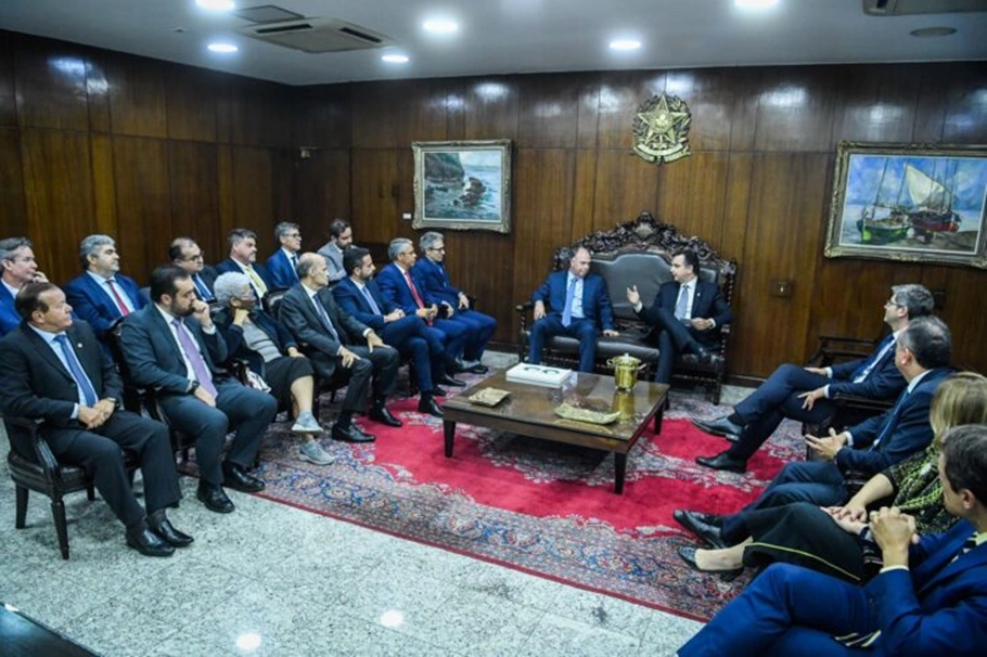 Regina Sousa durante reunião no Senado