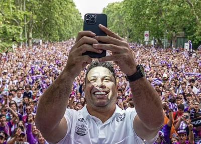 Ronaldo Nazário comemora o acesso do Real Valladolid com a torcida