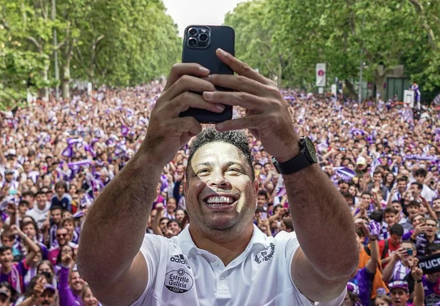 Ronaldo Nazário comemora o acesso do Real Valladolid com a torcida