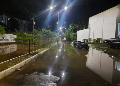Rua fica alagada após forte chuva em Teresina