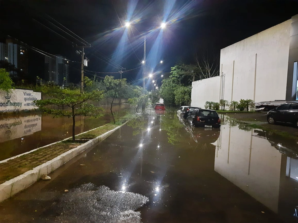 Rua fica alagada após forte chuva em Teresina