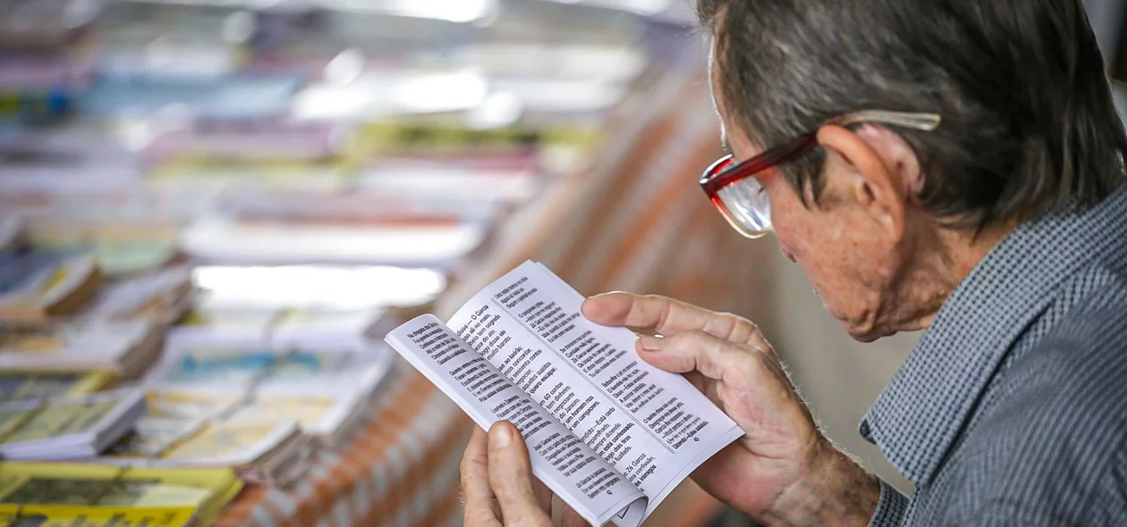 Senhor fazendo sua leitura no Salipi