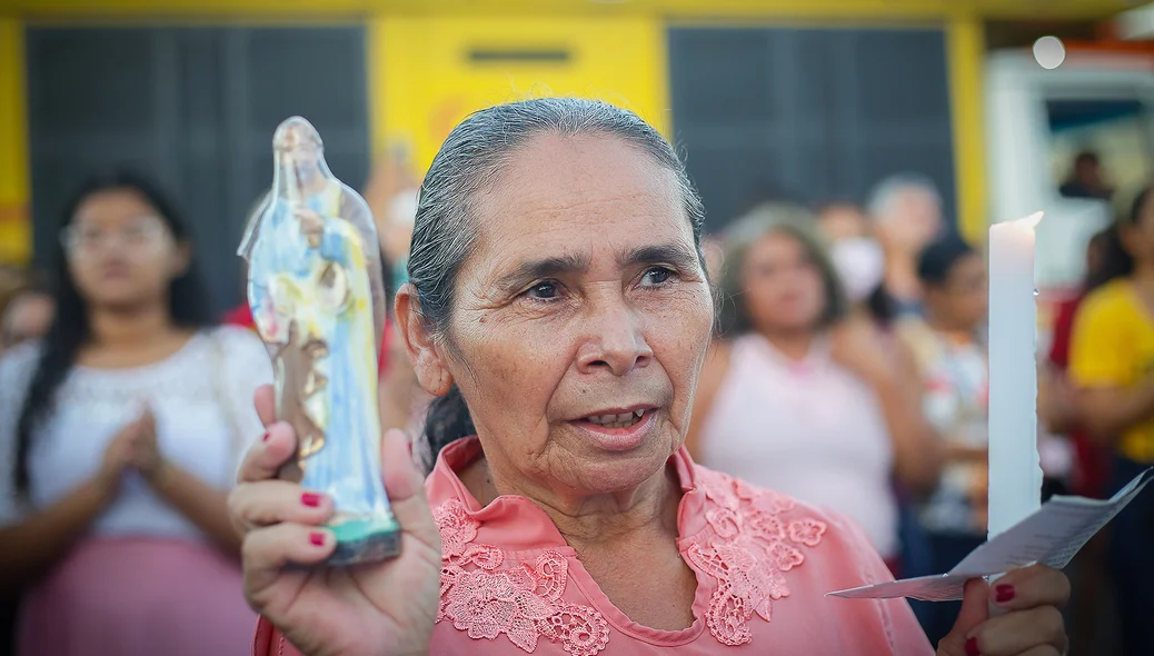 Senhora rezando