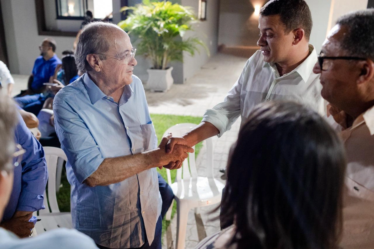 Sílvio Mendes cumprimenta morador