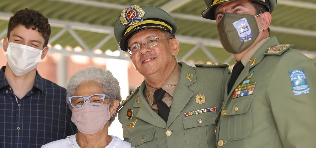 Tenente coronel Etevaldo ao lado da Governadora