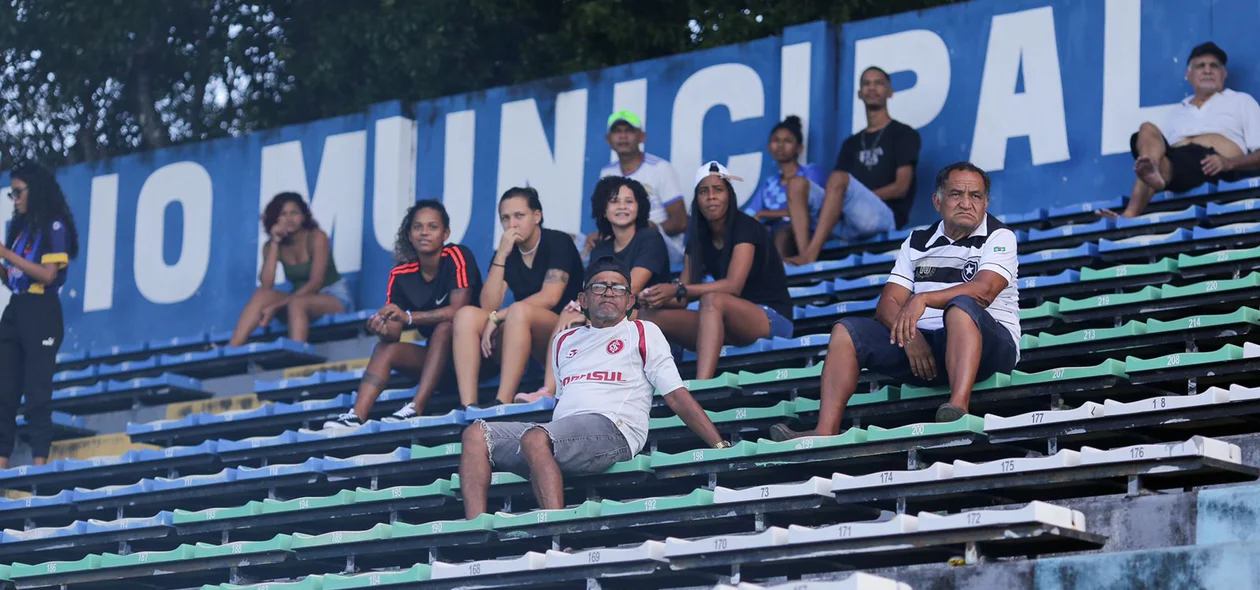 Torcida presente no Lindolfo Monteiro