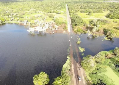 Trecho da rodovia está submerso