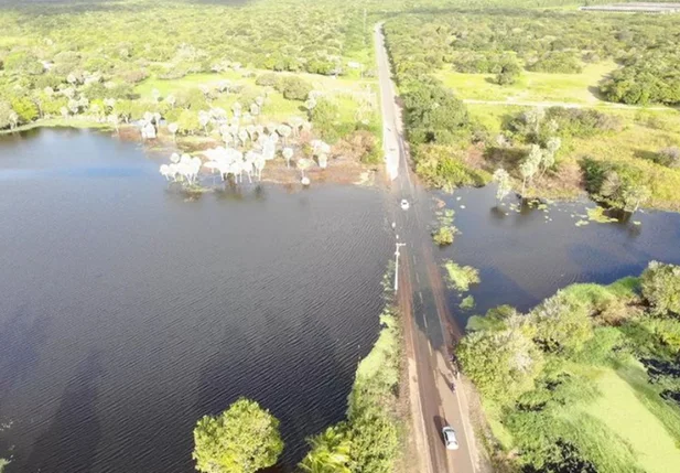 Trecho da rodovia está submerso