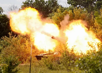 Tropas russas disparam projéteis em direção a Severodonetsk.