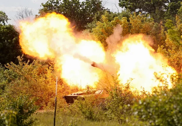 Tropas russas disparam projéteis em direção a Severodonetsk.